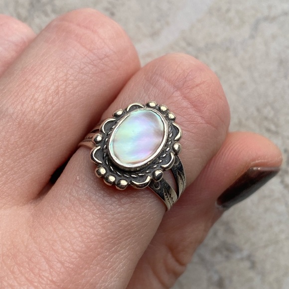 Mother of Pearl 5.5 Sterling Silver Ring - Picture 3 of 5